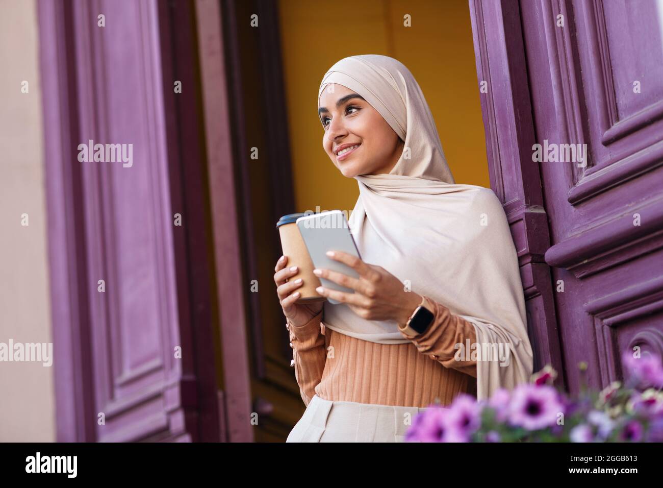 Buon caffè del mattino sul modo di lavorare, espressione del viso soddisfatto, godere all'aperto Foto Stock