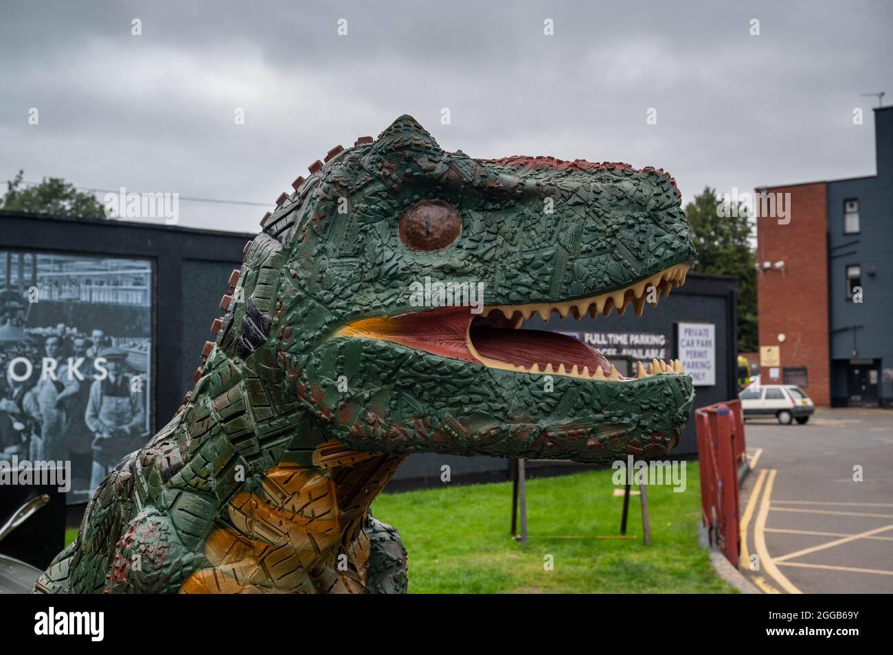 Dinosauro GoGo numero 15 l'equipaggio del mercato di Junkasaurus Rex Artist Junkyard a Saint Marys Works norwich Foto Stock