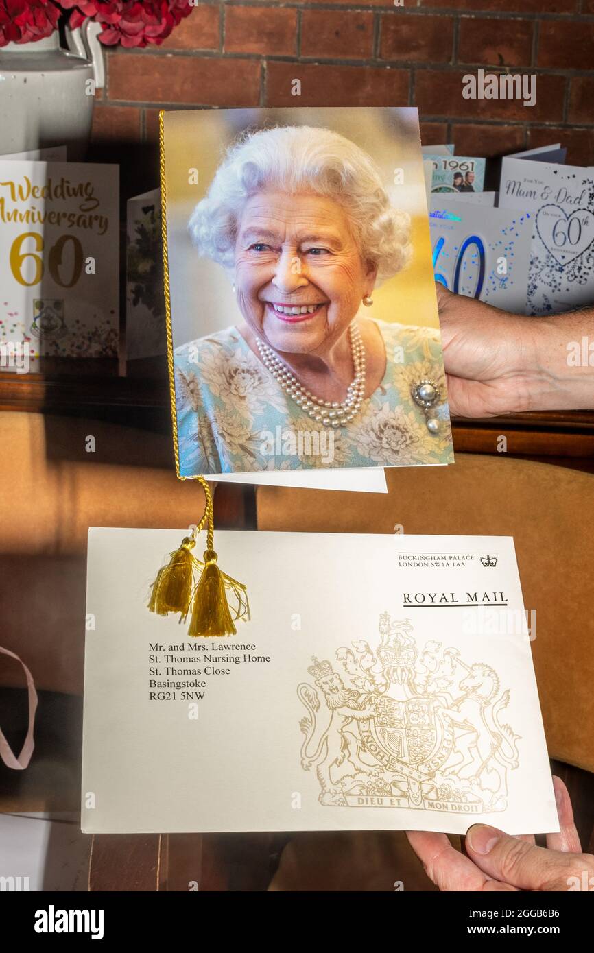 Un cartellino o un telegramma della Regina per celebrare un 60° anniversario di matrimonio o di diamante, Regno Unito, con la busta in rilievo Foto Stock