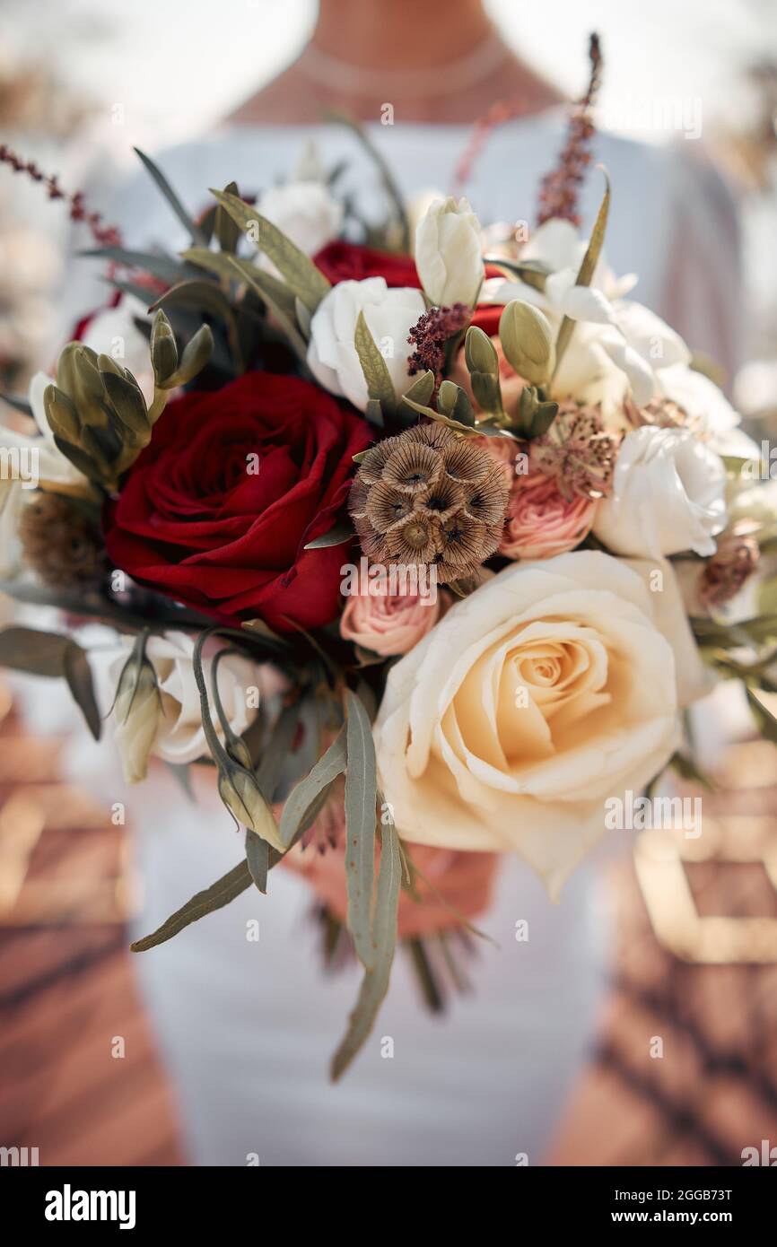 la sposa tiene in mano un bouquet di nozze. Foto Stock
