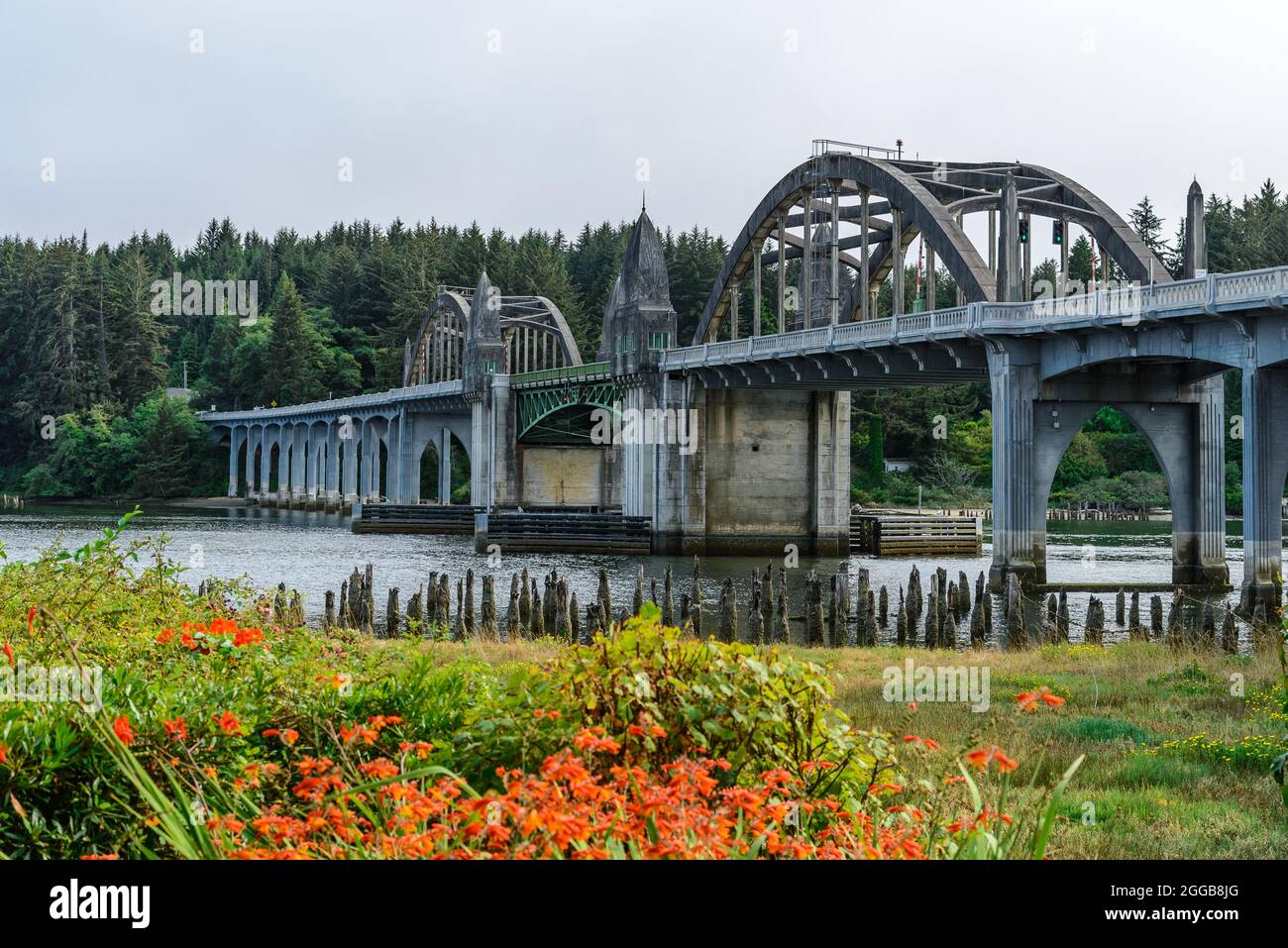 Siuslaw River Bridge che attraversa il fiume. Firenze, Oregon, Stati Uniti. Foto Stock