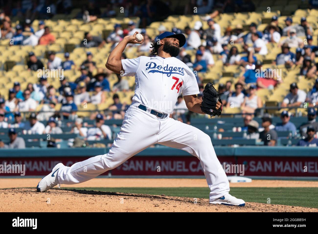 Il lanciatore di sollievo dei Dodgers di Los Angeles Kenley Jansen (74) lancia durante una partita della MLB contro i Colorado Rockies, domenica 28 agosto 2021, a Los Angeles, Foto Stock