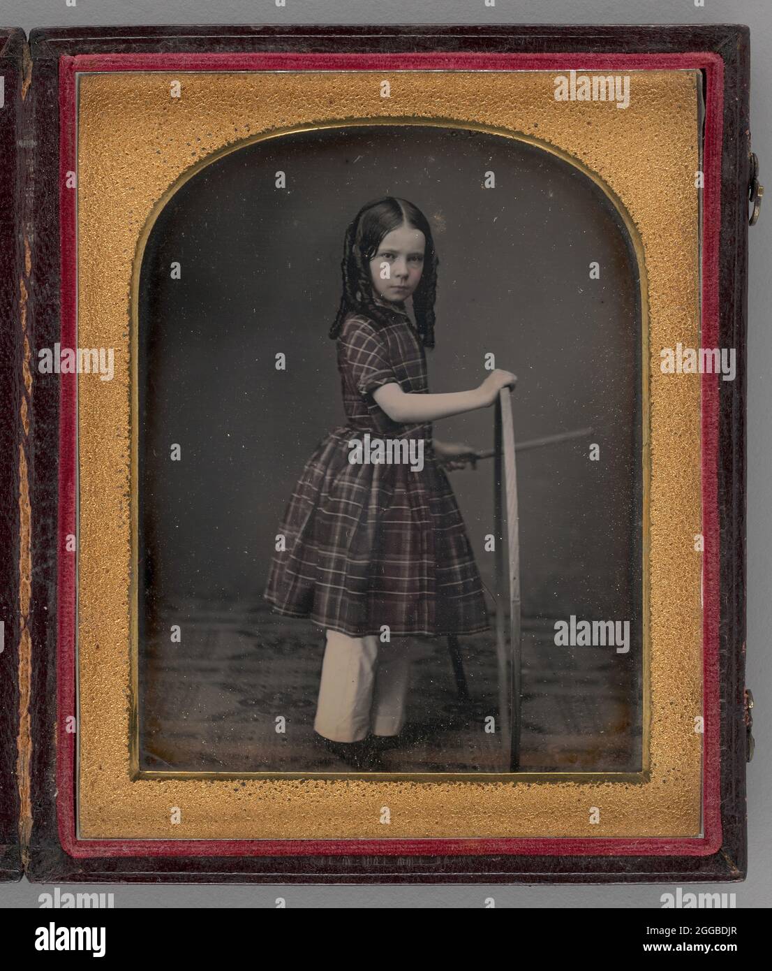 Untitled (Ritratto di Girl Holding Stick e Hoop), 1846. Un lavoro fatto di daguerreotype. Foto Stock