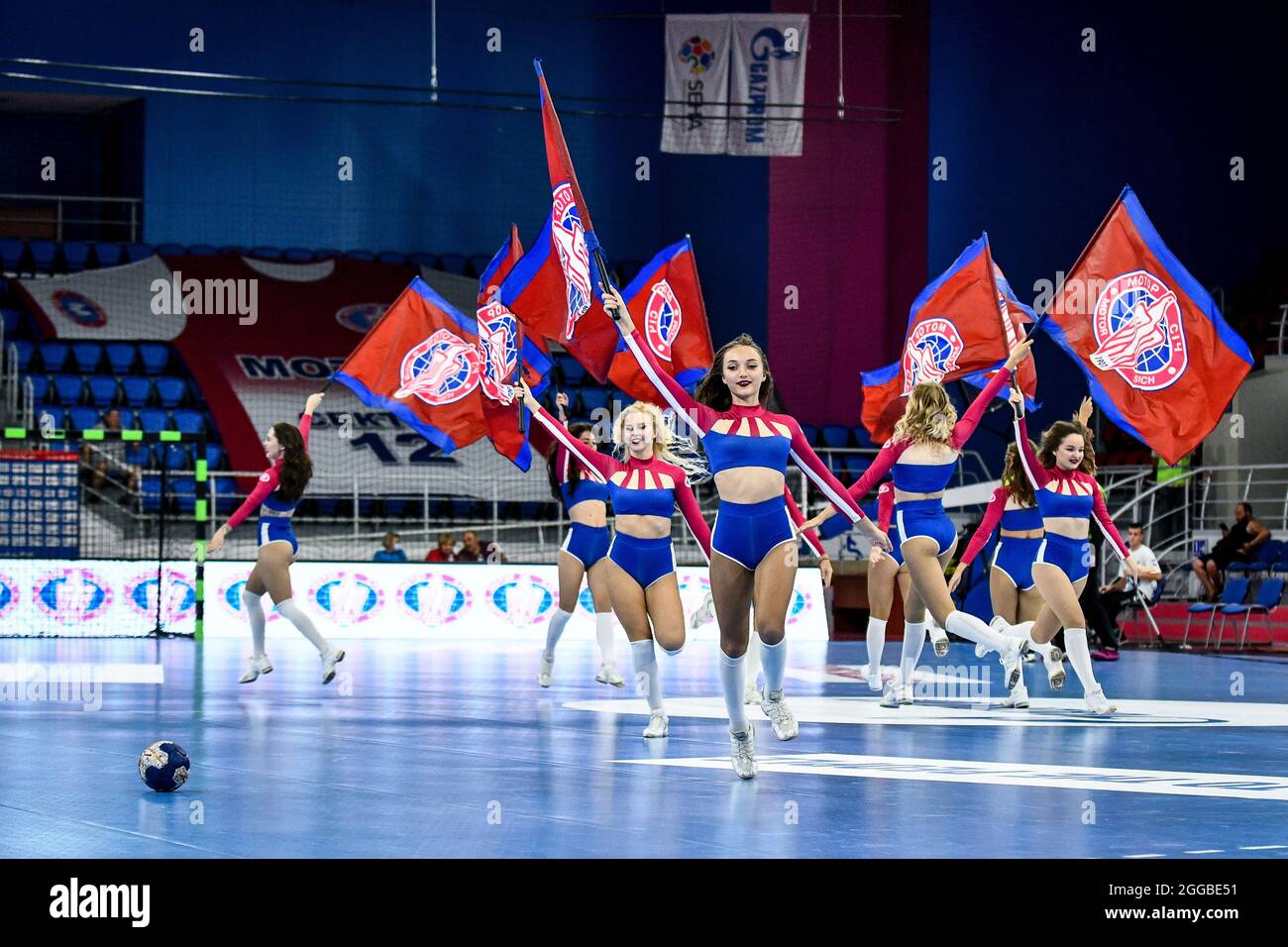 ZAPORIZHZHIA, UCRAINA - 28 AGOSTO 2021 - Cheerleaders si esibiscono durante il quarto finale della SEHA League 2020/2021, partita di prima tappa tra HC Motor Zaporizhzh Foto Stock