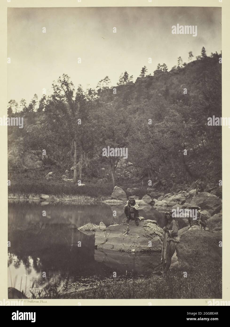 Vista sul lago Apache, Sierra Blanca Range, Arizona, due Apache Scouts nel primo piano, 1873. Albumen print, dall'album "Geographical &amp; Geological Explorations &amp; Surveys West of the 100th Meridian," vol. 1. Foto Stock