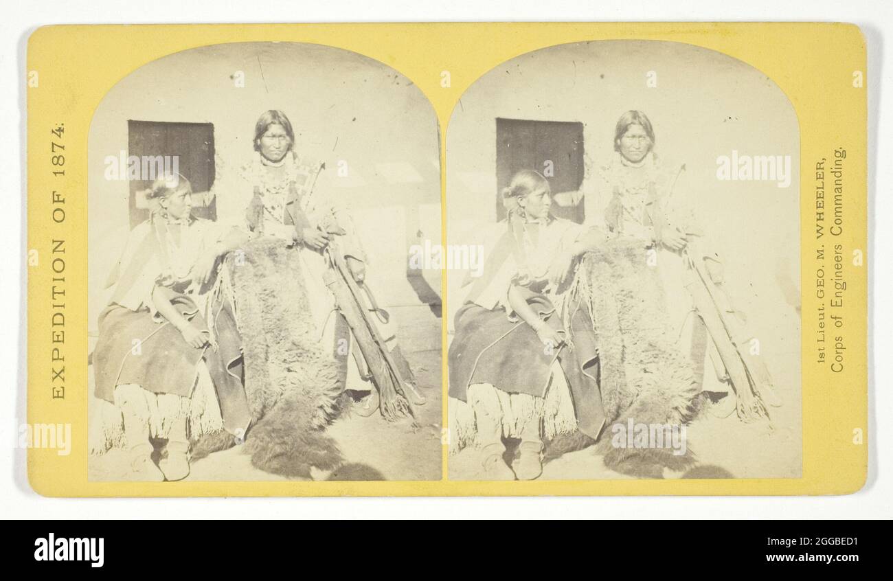 Jicarilla Apache Brave e Squaw, recentemente sposato. Abiquiu Agency, New Mexico, 1874. Stampa albume, stereo, no 41 dalla serie "Geographical Explorations and Surveys West of the 100th Meridian". Foto Stock