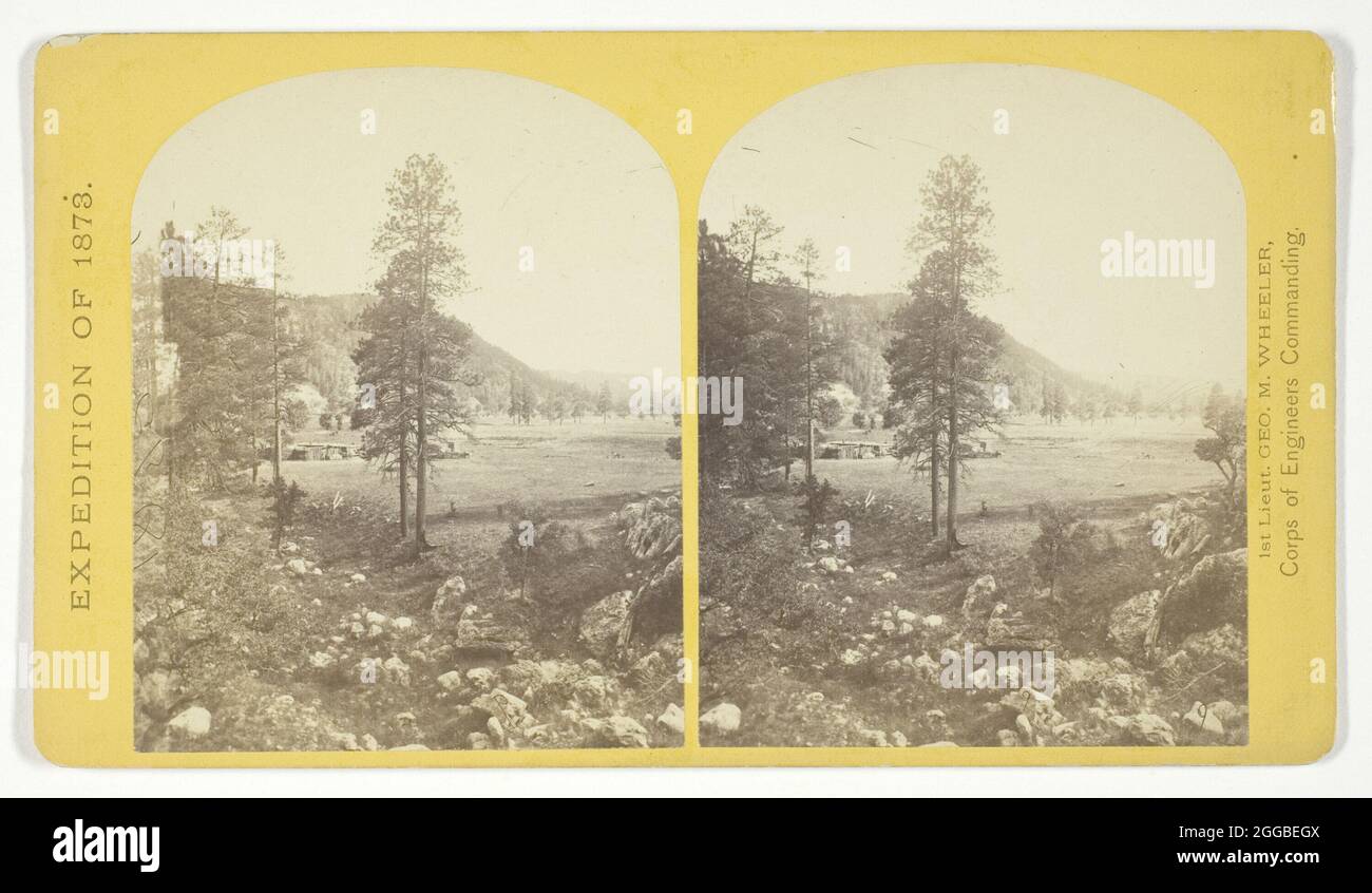 Cooley's Ranch, 10 km circa a est di Camp Apache, Arizona. Una caratteristica montagna "Parco" e Apache Indian Farm. Qui le Apesche coltivano mais, grano e qualche verdura, 1873. Stampa albume, stereo, no 32 dalla serie "Geographical Explorations and Surveys West of the 100th Meridian". Foto Stock