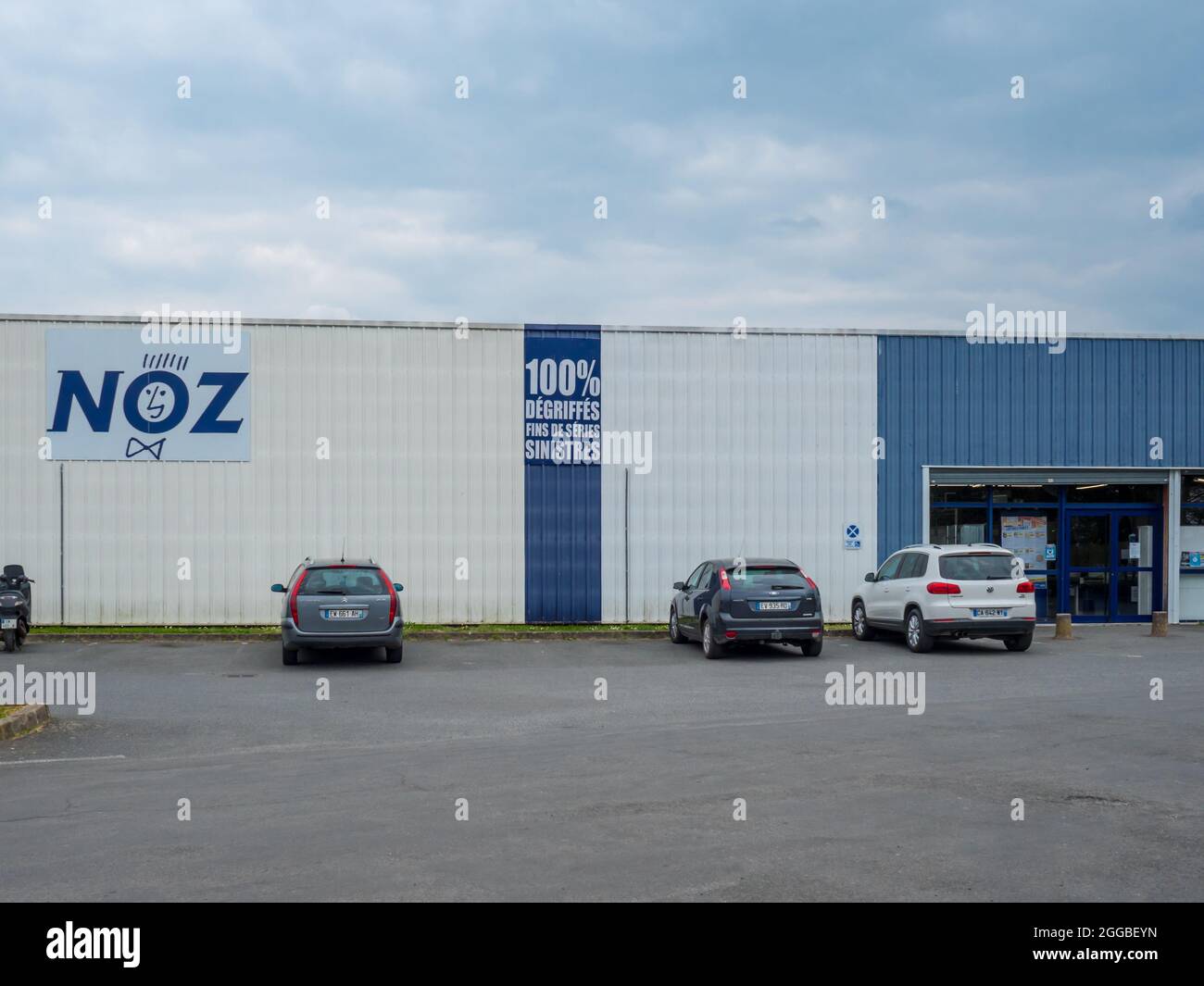FLECHE, FRANCIA - 31 luglio 2021: Le automobili parcheggiate di fronte AL logo NOZ sulla vista frontale del negozio facciata del negozio francese Foto Stock