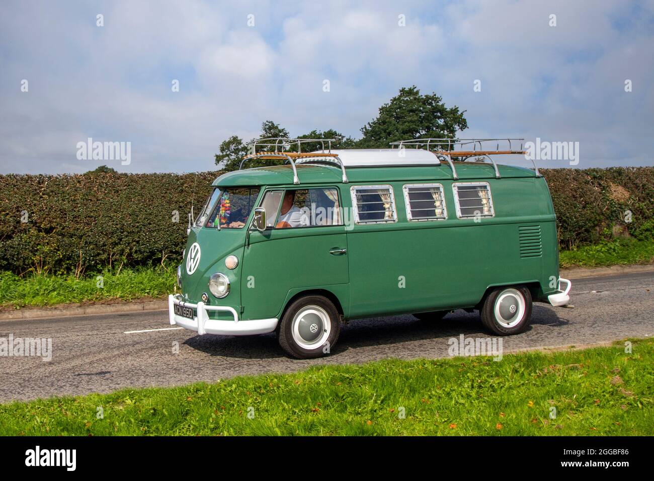 1966 60s Sessanta schermo diviso verde VW Volkswagen tipo 2 camper furgone splity minibus in rotta per Capesthorne Hall mostra di auto d'agosto classica, Cheshire, Regno Unito Foto Stock