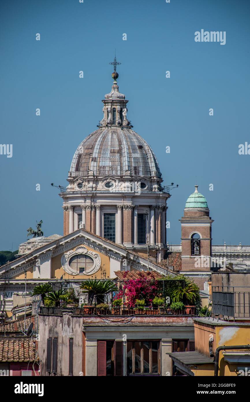 Vista sulla cupola di Basílica de Santo Ambrósio e São Carlos, Roma Foto Stock