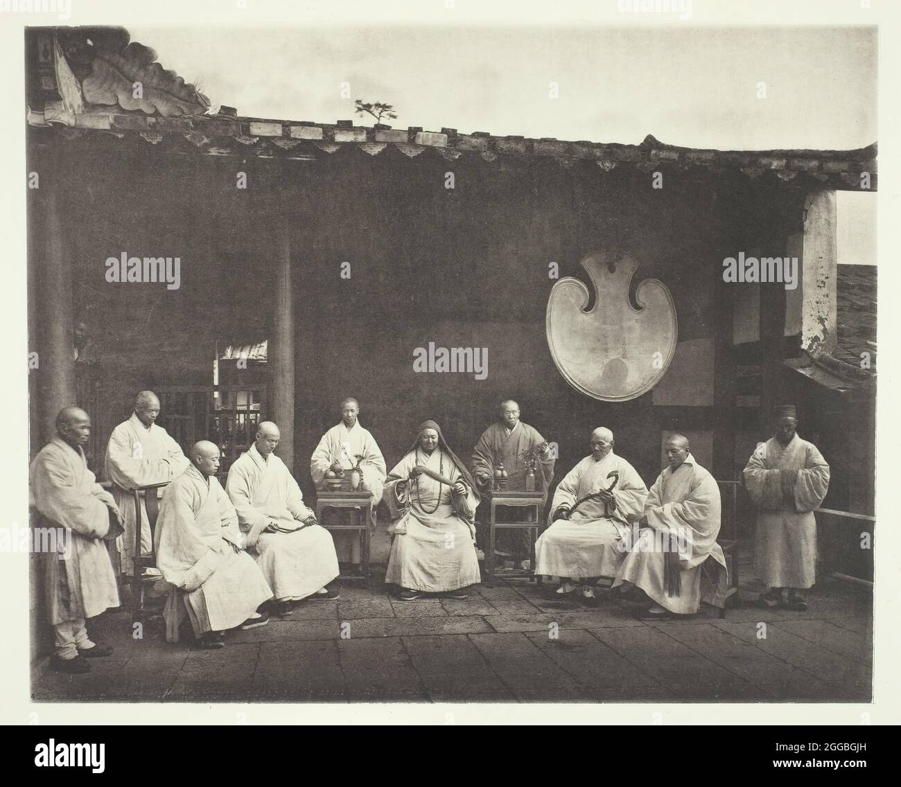 L'Abate e i Monaci di Kushan, c. 1868. Un'opera fatta di collotipo, pl. xviii dall'album "Illustrations of china and its people, volume II" (1873). Foto Stock