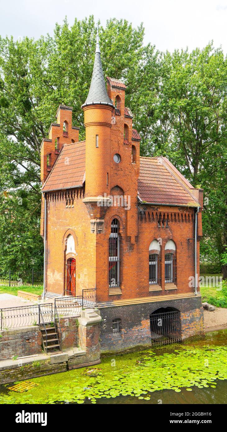 Casa del custode del ponte sul fiume Pregolya, Kaliningrad, Russia. L'edificio e' in stile neo-gotico. Foto Stock