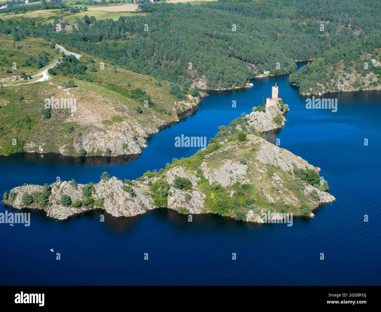 Ile de Grangent e Chateau de Grangent visto dal Chateau d'Essalois vicino a Saint Etienne, Francia Foto Stock