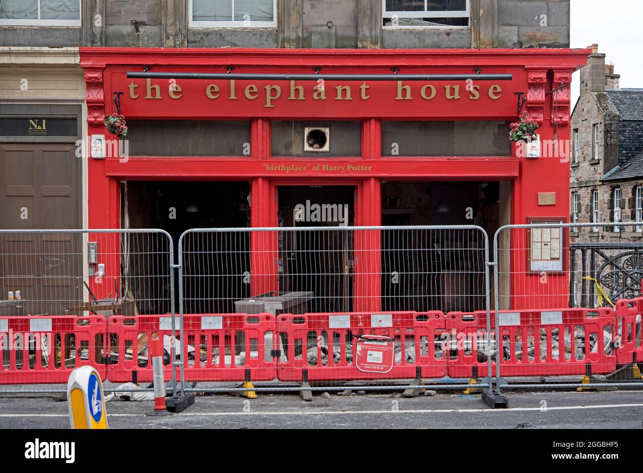 L'Elephant House sul ponte George IV, Edimburgo, è recintata dopo un grande incendio che ha iniziato a Patisserie Valerie accanto. Foto Stock