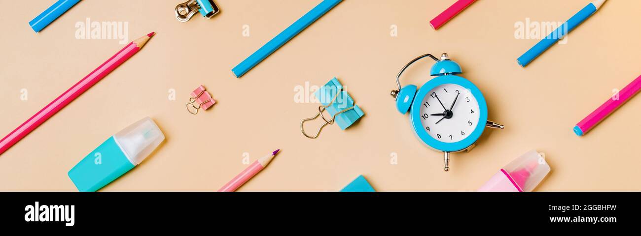 Studio online, lezione di apprendimento a distanza. Banner orizzontale lungo con motivo diagonale da forniture scolastiche e accessori per cancelleria. Ritorno a scuola, concetto di lavoro freelance su sfondo beige pastello Foto Stock