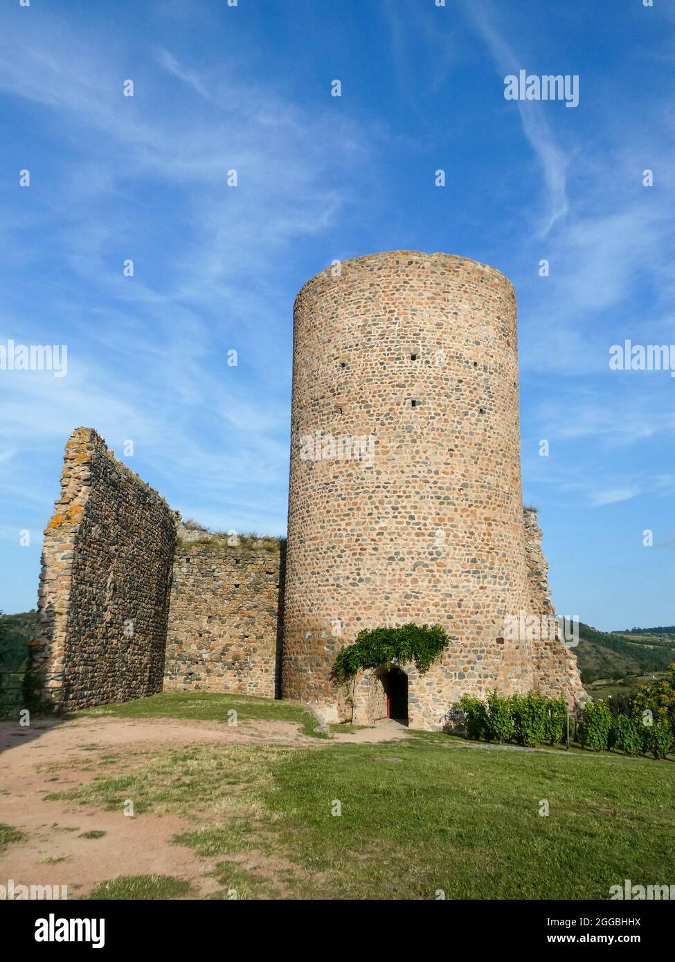 Torre in rovina castello nel villaggio di Saint-Jean-Saint-Maurice-sur-Loire, Francia Foto Stock