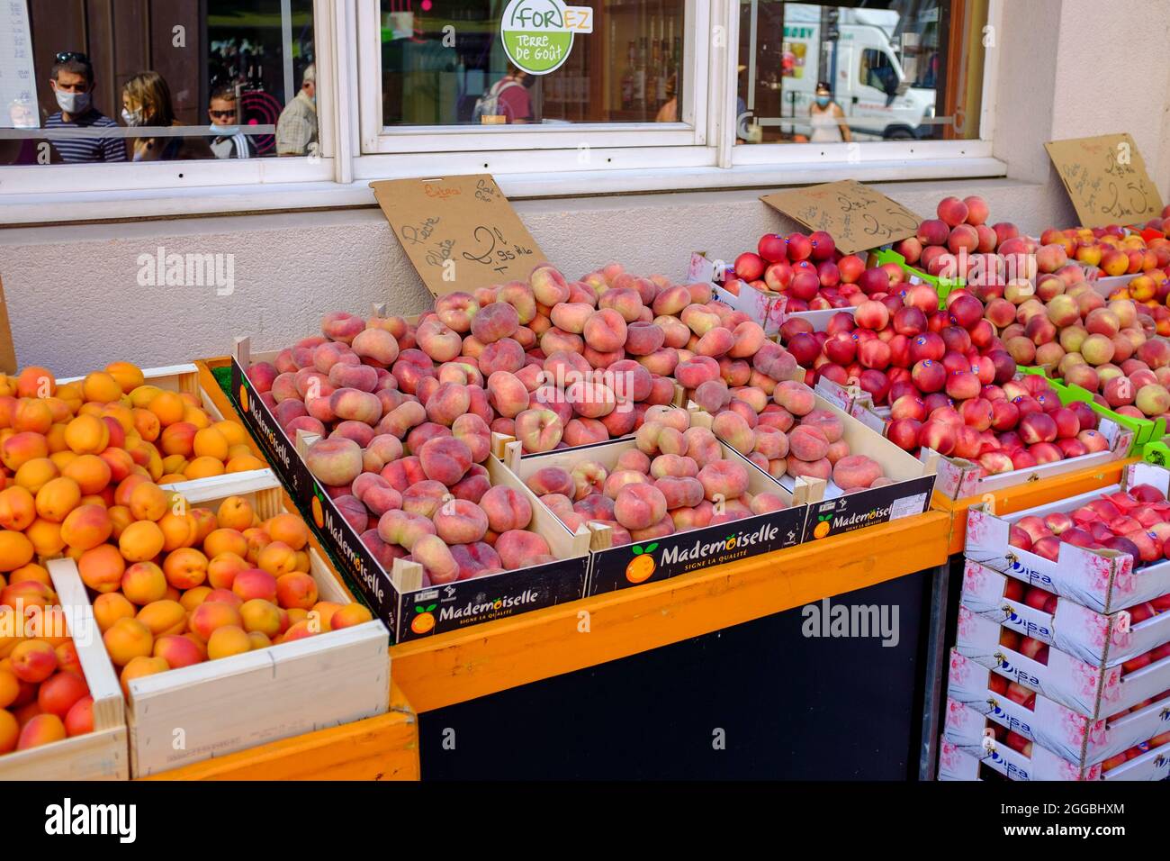 Pesche, pere e nettarine nel mercato Sabato di Montbrison nel dipartimento della Loira di Francia Foto Stock