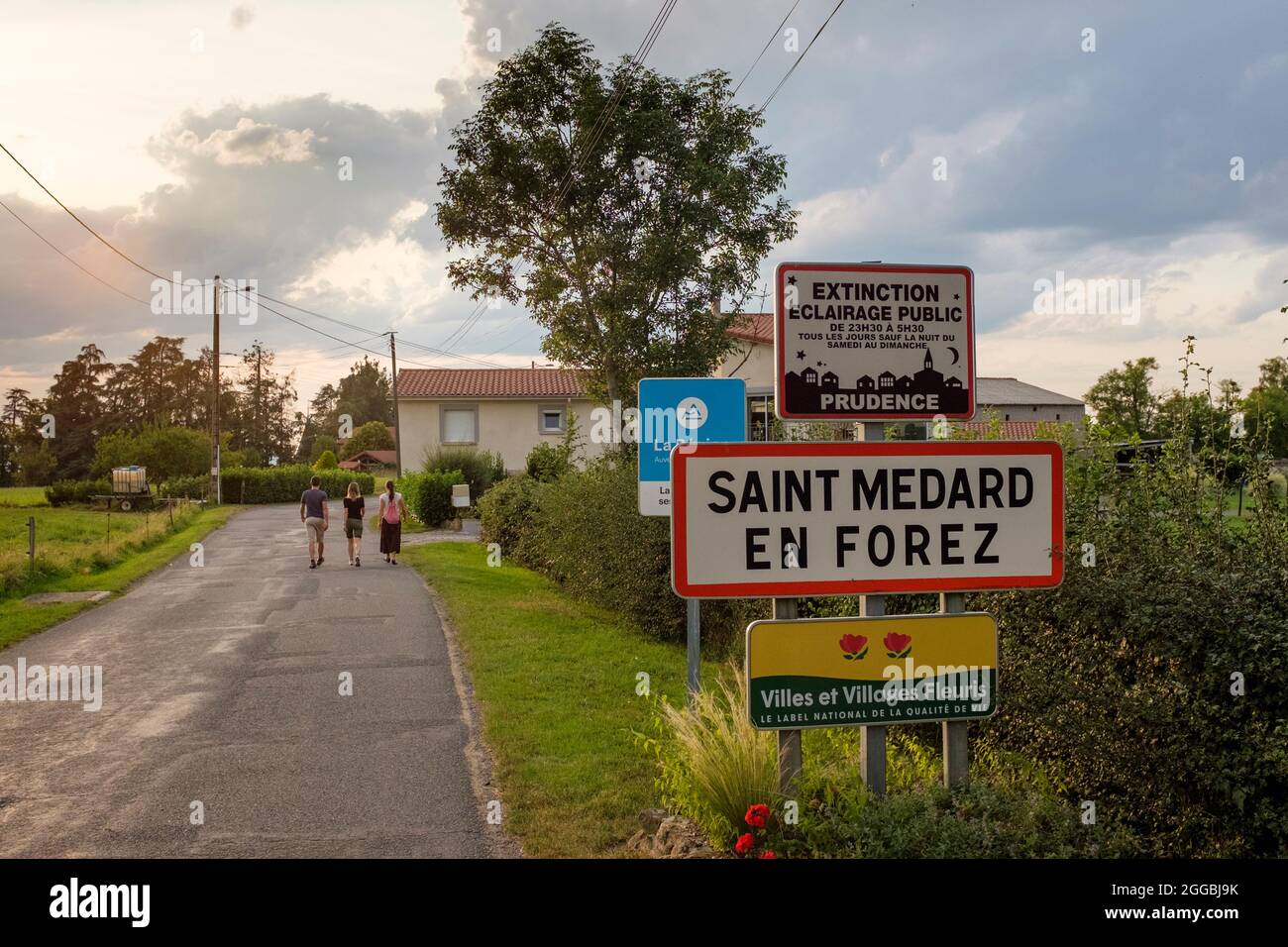 Cartello all'ingresso del villaggio di Saint Medard en Forez nel dipartimento della Loira del centro della Francia Foto Stock