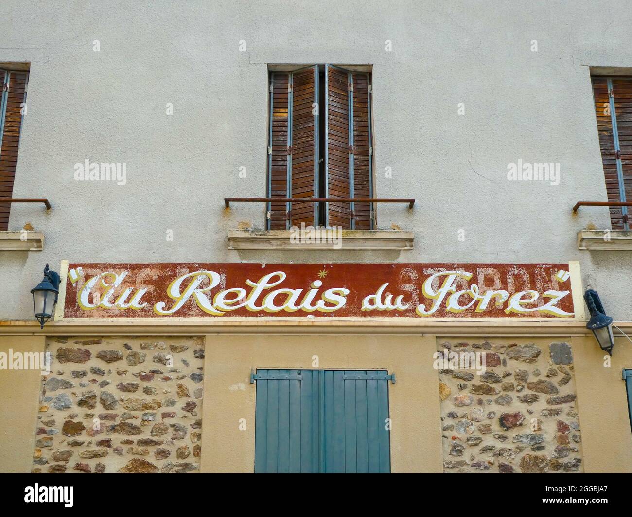 Segno dell'ex ristorante 'Au Relais du Forez' a Saint Medard en Forez nel dipartimento della Loira della Francia centrale Foto Stock
