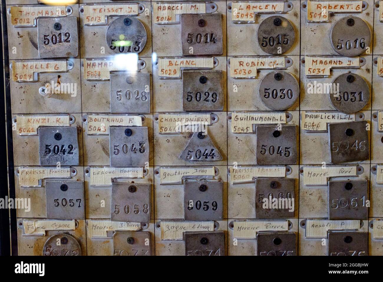 Etichette identificative del minatore nella lampisterie (stanza della lampada) al Museo della miniera di Saint-Etienne, Francia Foto Stock