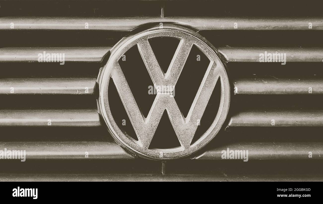 HOUFFALIZE, BELGIO - ago 30, 2021: Houffalize, Belgio, Agosto 2021: Editoriale illustrativo: VW oldtimer or classic car grate with brand logo in Mut Foto Stock
