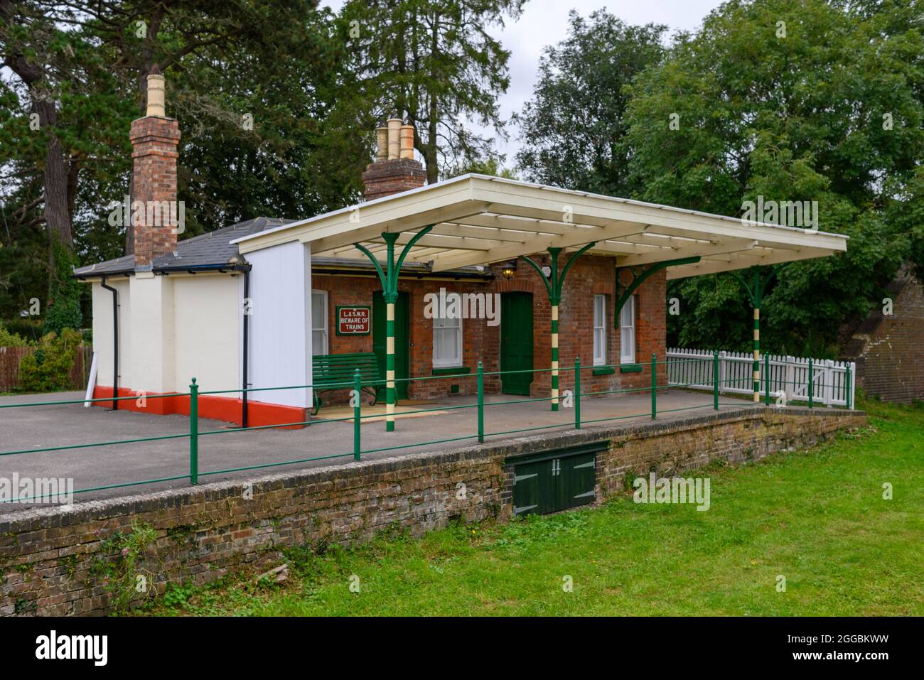 Stazione ferroviaria di Breamore, Hampshire, Regno Unito, fermata Salisbury fino alla linea Dorset, chiusa nel 1964 dopo il rapporto Beeching. Edificio della stazione restaurato. Foto Stock