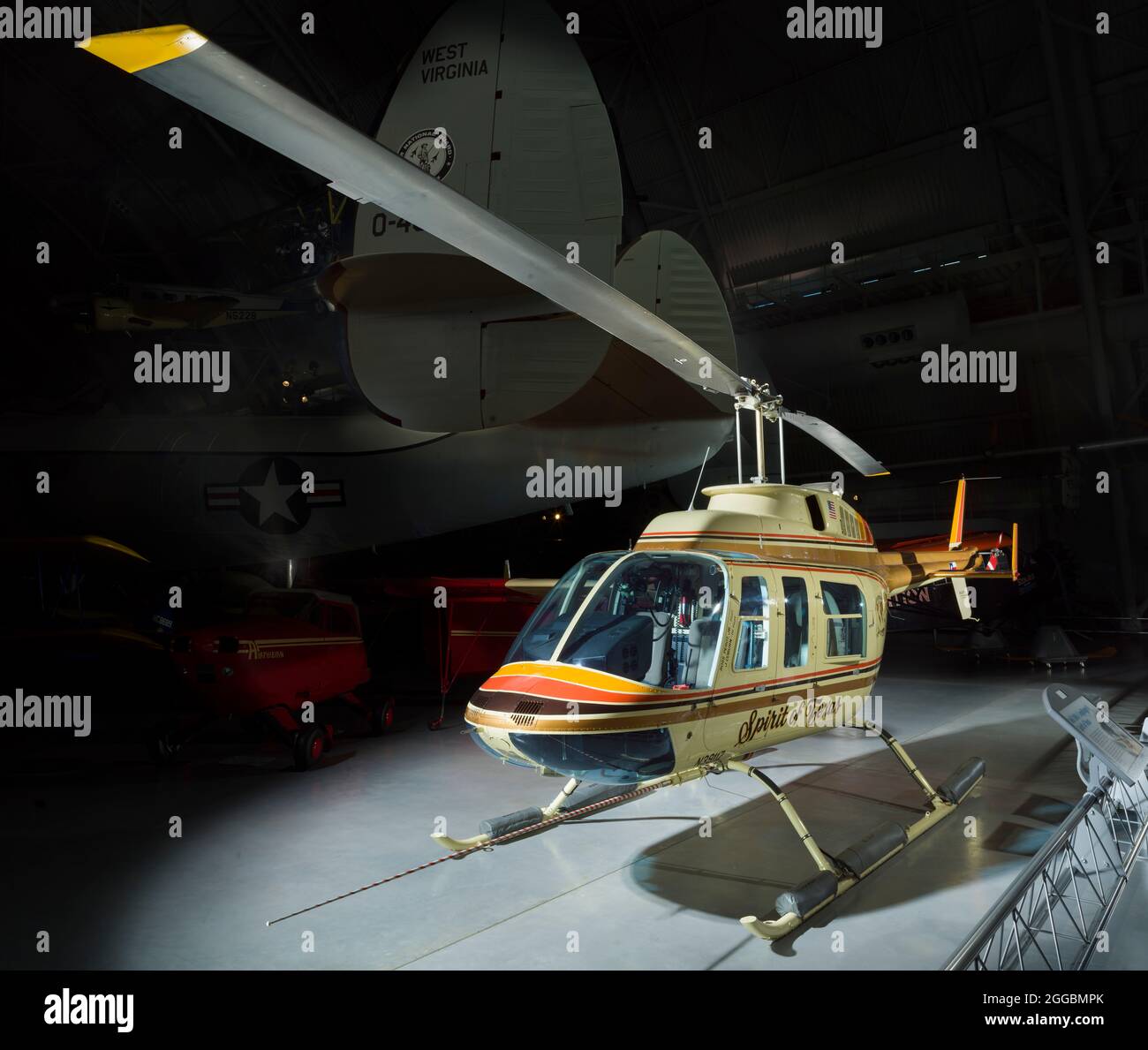Elicottero leggero a rotore singolo. In questo velivolo, H. Ross Perot Jr. E J. Coburn hanno completato il primo volo round-the-World in elicottero. Partirono da Dallas, Texas, il 1° settembre 1982, e tornarono 29 giorni dopo, dopo aver volato oltre 26 paesi. Hanno volato in media otto ore e mezza al giorno, hanno rifornito 56 volte e non hanno incontrato problemi meccanici importanti lungo il tragitto. Alimentato da un motore a turbina Allison 250-C28B, il LongRanger è un tipico elicottero costruito per uso aziendale e di utilità. The Spirit of Texas è stato modificato per il suo viaggio round-the-World. Gli articoli non essenziali erano r Foto Stock