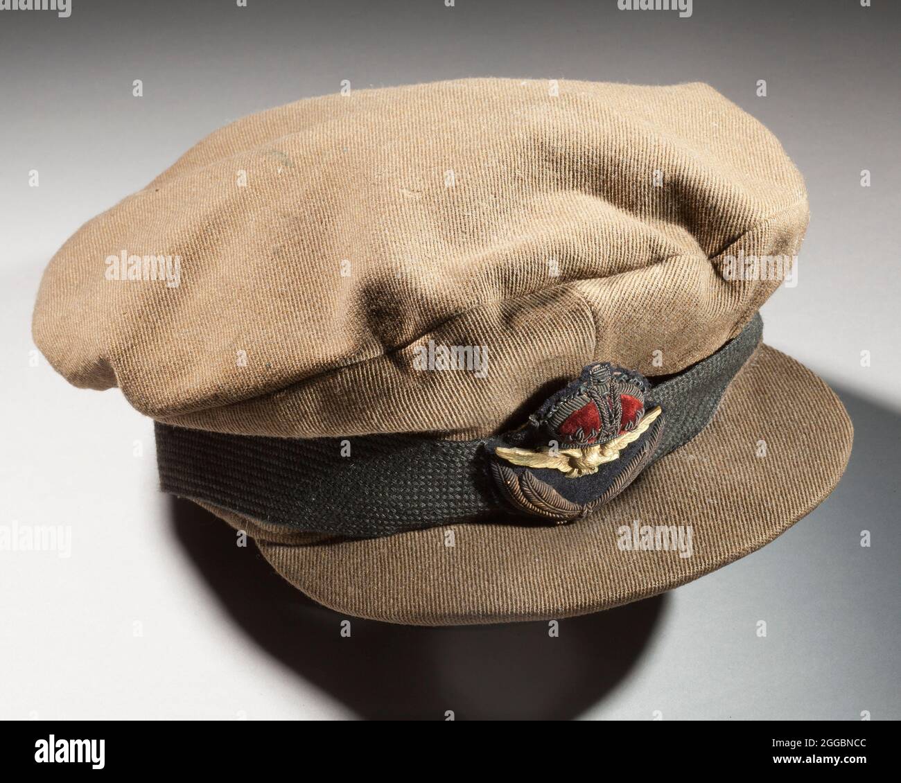 Berretto di servizio dell'ufficiale, corpo volante reale, ca. 1910 s. Prima guerra mondiale O.D. cappello fatturato con badge RFC e badge RAF tessuto indossato sulla banda, di proprietà del Lt. Wes D. Archer. WES Archer, un americano con genitori canadesi, si unì al Royal Flying Corps nel 1917. Fu abbattito nel 1918. Tornò negli Stati Uniti nel 1920 e scrisse "Death in the Air: The War Diary and Photographs of a Flying Corps Pilot". Foto Stock