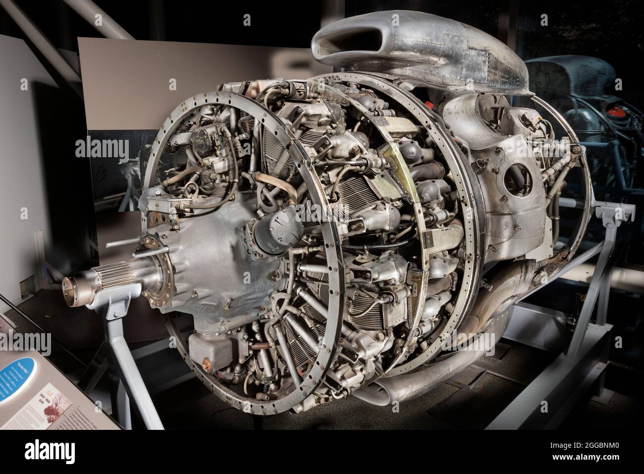Questo motore ha alimentato l'ultima generazione di motori a pistoni, tra cui Douglas DC-7 e Lockheed Super Constellation. Rappresenta la fine dello sviluppo di motori che ha avuto inizio con il famoso vortice di Wright, e ha incluso un'intera famiglia di centrali elettriche a pistone militari e commerciali. La caratteristica piuttosto unica di questo motore era un dispositivo turbo composto, costituito da una turbina azionata dallo scarico e innestata sull'albero motore, che genera il 20% di potenza aggiuntiva alla presa di forza senza aumentare il consumo di carburante. Il Wright R-3350 Turbo-Cyclone 18 ha alimentato anche i seguenti tipi di velivoli: Lo Foto Stock
