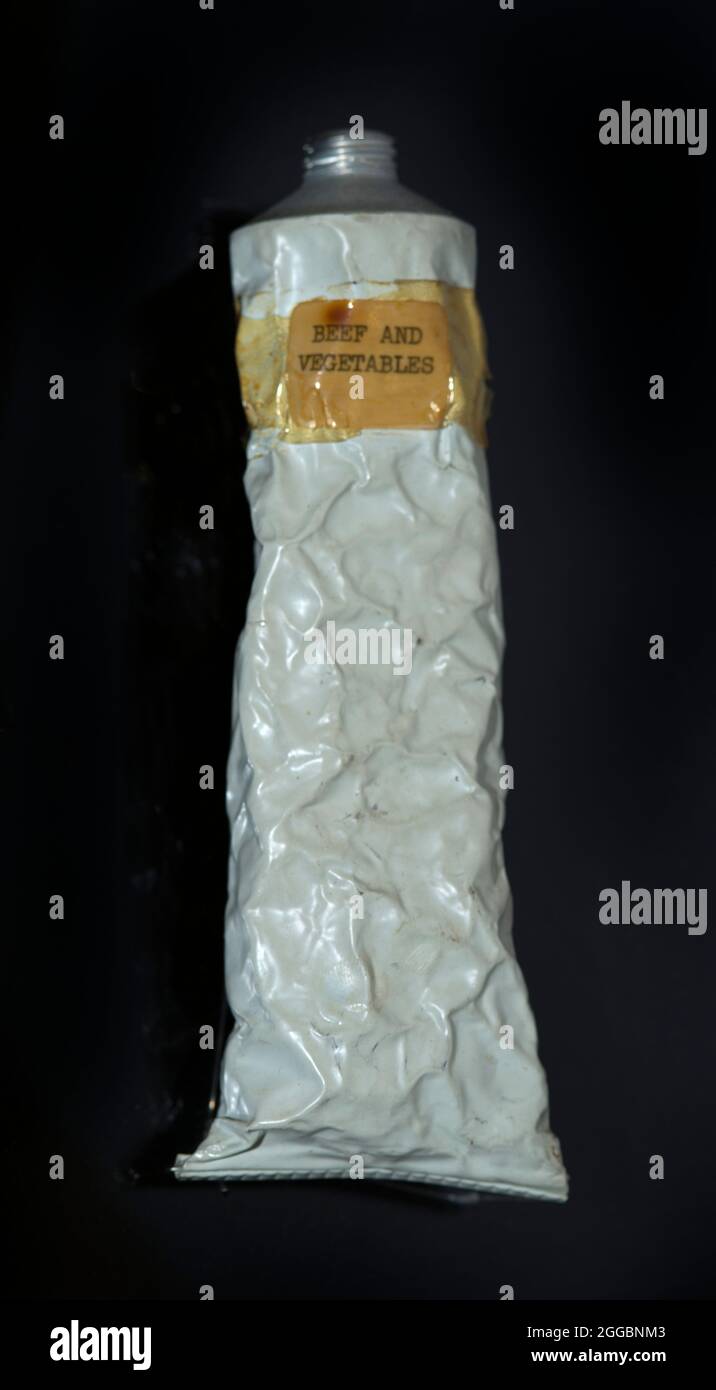Cibo spaziale di manzo e verdure, Mercury Friendship 7 missione, 1962. Questo pacchetto di cibo spaziale contiene carne di purea con verdure ed è stato rilasciato all'astronauta John Glenn per il consumo durante il suo volo di amicizia 7 nel febbraio 1962. Spacefood per le missioni Mercury è stato messo in forma di tubo per consentire all'astronauta di comprimerlo direttamente nella sua bocca. Nelle successive missioni Gemini e Apollo, il cibo veniva disidratato e richiedeva la reidratazione con acqua calda e poteva essere consumato direttamente dal sacchetto di plastica. Trasferimento al Museo Nazionale dell'aria e dello spazio dalla NASA nel 1967. Foto Stock Cibo spaziale di manzo e verdure, Mercury Friendship 7 missione, 1962. Questo pacchetto di cibo spaziale contiene carne di purea con verdure ed è stato rilasciato all'astronauta John Glenn per il consumo durante il suo volo di amicizia 7 nel febbraio 1962. Spacefood per le missioni Mercury è stato messo in forma di tubo per consentire all'astronauta di comprimerlo direttamente nella sua bocca. Nelle successive missioni Gemini e Apollo, il cibo veniva disidratato e richiedeva la reidratazione con acqua calda e poteva essere consumato direttamente dal sacchetto di plastica. Trasferimento al Museo Nazionale dell'aria e dello spazio dalla NASA nel 1967. Foto Stock