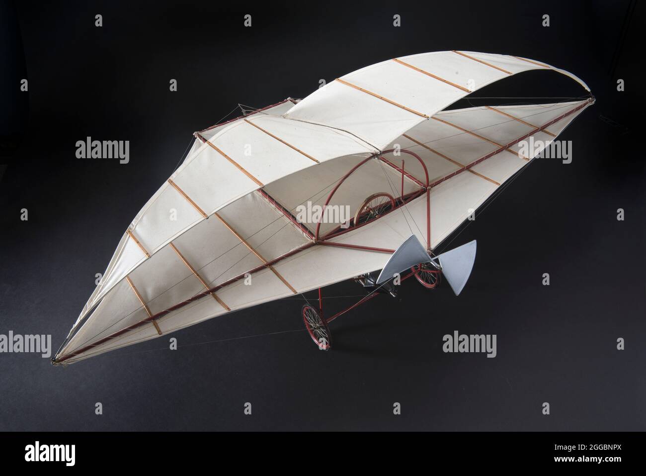 Modello, statico, Ellehammer II, 1956. Legno e stoffa espongono il modello del velivolo Ellehammer II del 1906, in cornice rossa con schema colore naturale di copertura. scala 1/14. Foto Stock