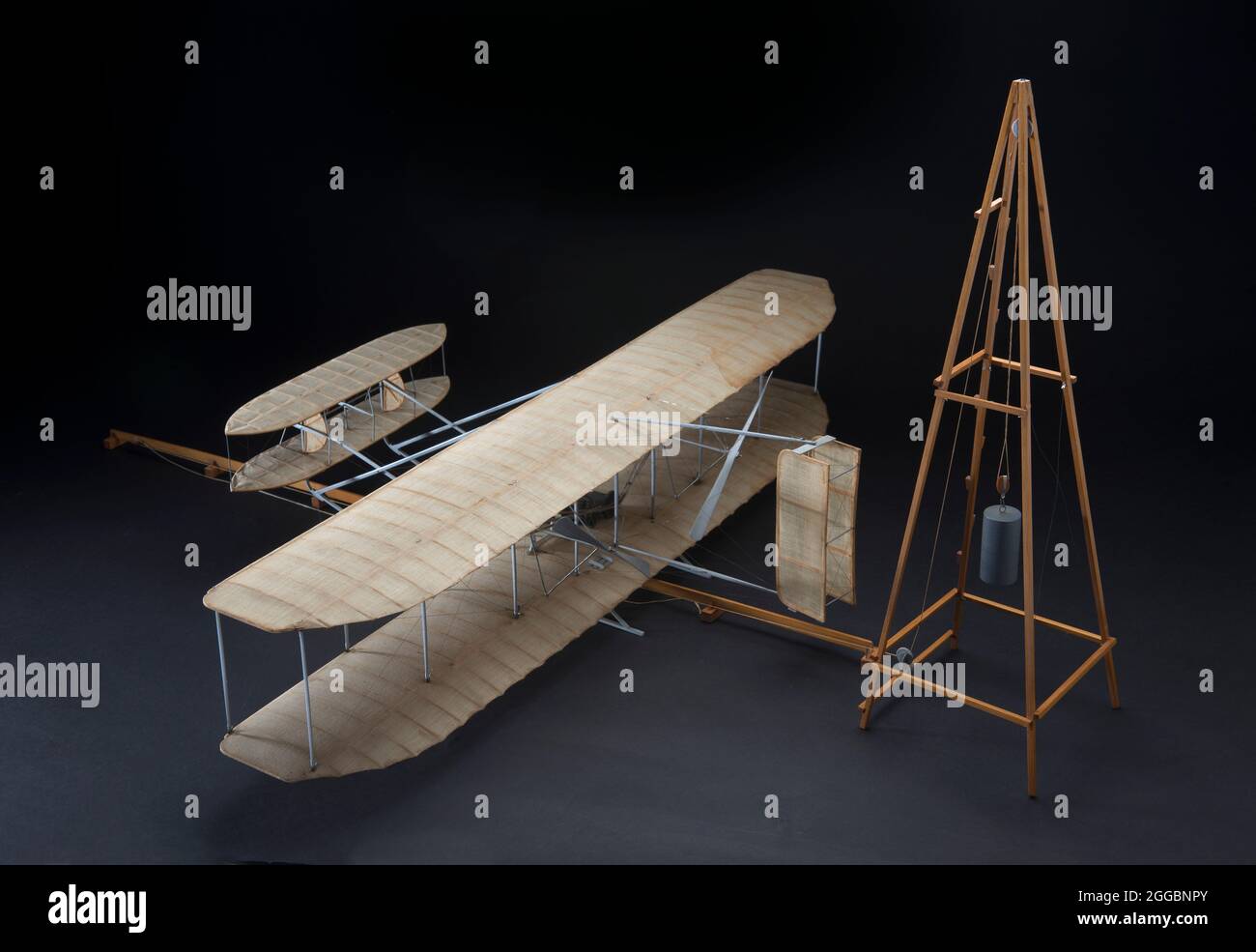 Modello, statico, volantino Wright 1905, 1953. Legno e stoffa mostrano il modello del volantino Wrights '1905, in schema colore naturale, con lancio derrick e rotaia. 1/16 Scala. Foto Stock