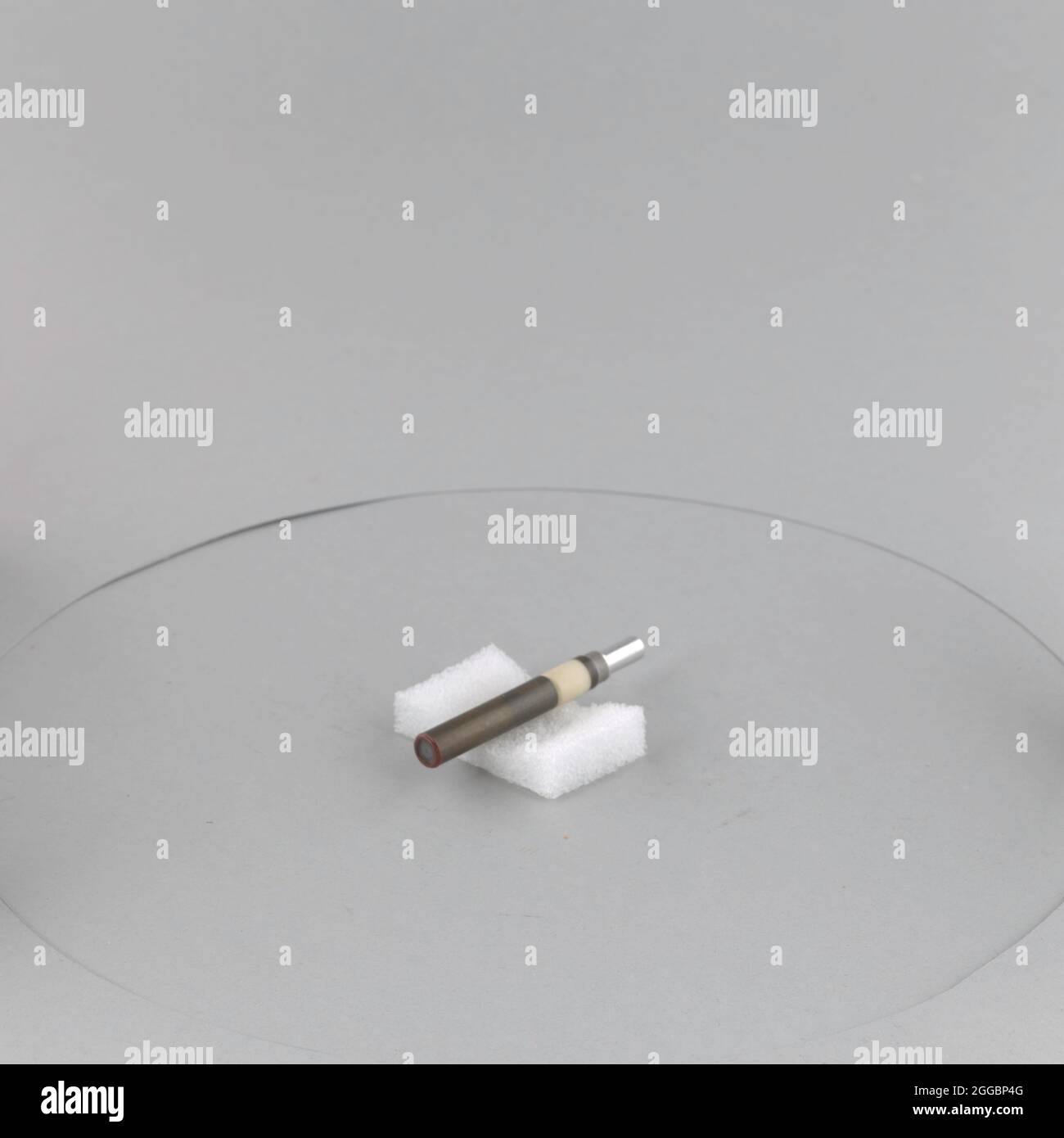 Si tratta di una calotta per contatore Anton BS-212 convertita in lampada a corona UV. Questo è stato utilizzato durante gli anni '50 per il controllo sul campo della sensibilità dei rilevatori UV utilizzati nei programmi Naval Research Laboratory. Questo artefatto fa parte di una collezione di rivelatori ad alta energia del laboratorio Navale di Ricerca. Foto Stock