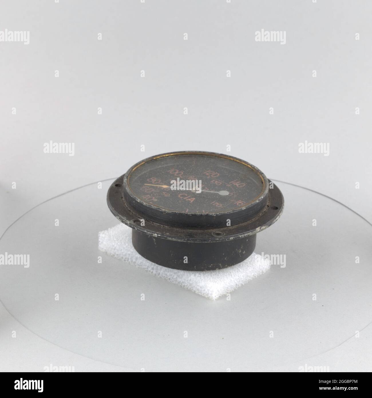 superficie con diametro di 4 poll.; con flangia da 5 poll.; contenitore in acciaio verniciato nero; con 6 fori. Foto Stock