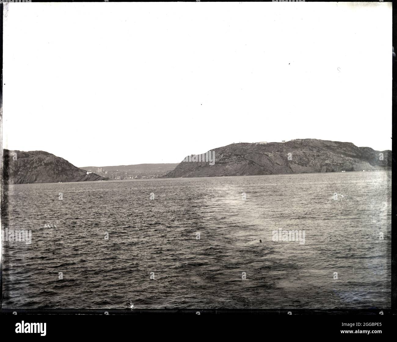 USFC Steamer "Albatross" Survey of Fishing Banks da Newport a Terranova, 1885. Vista dalla nave d'ingresso al Porto di San Giovanni, le Narrows, con la Basilica Cattedrale di San Giovanni Battista in vista, San Giovanni, Terranova. Foto Stock