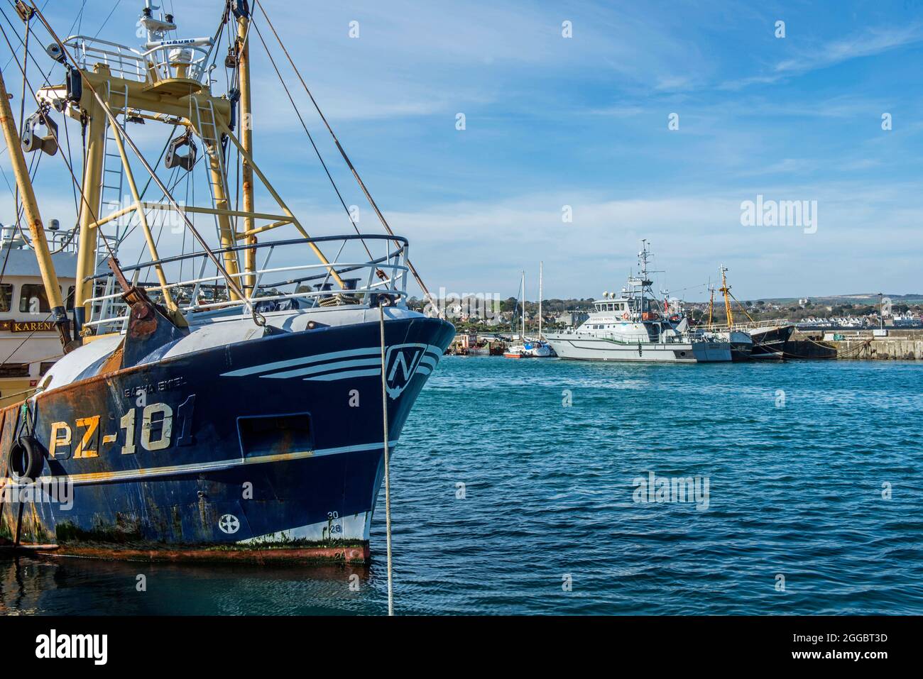 Blue Trawler si è attraccato al porto di Newlyn vicino a Penzance sulla costa della Cornovaglia meridionale Foto Stock