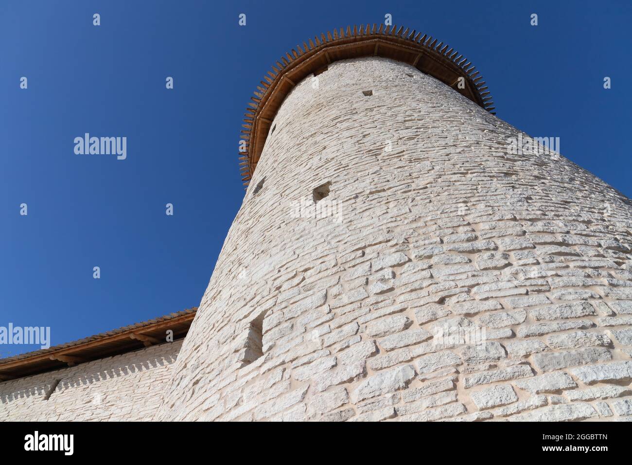 Torre rotonda del Cremlino di Pskov, Federazione Russa. Antico edificio fortificato in pietra Foto Stock