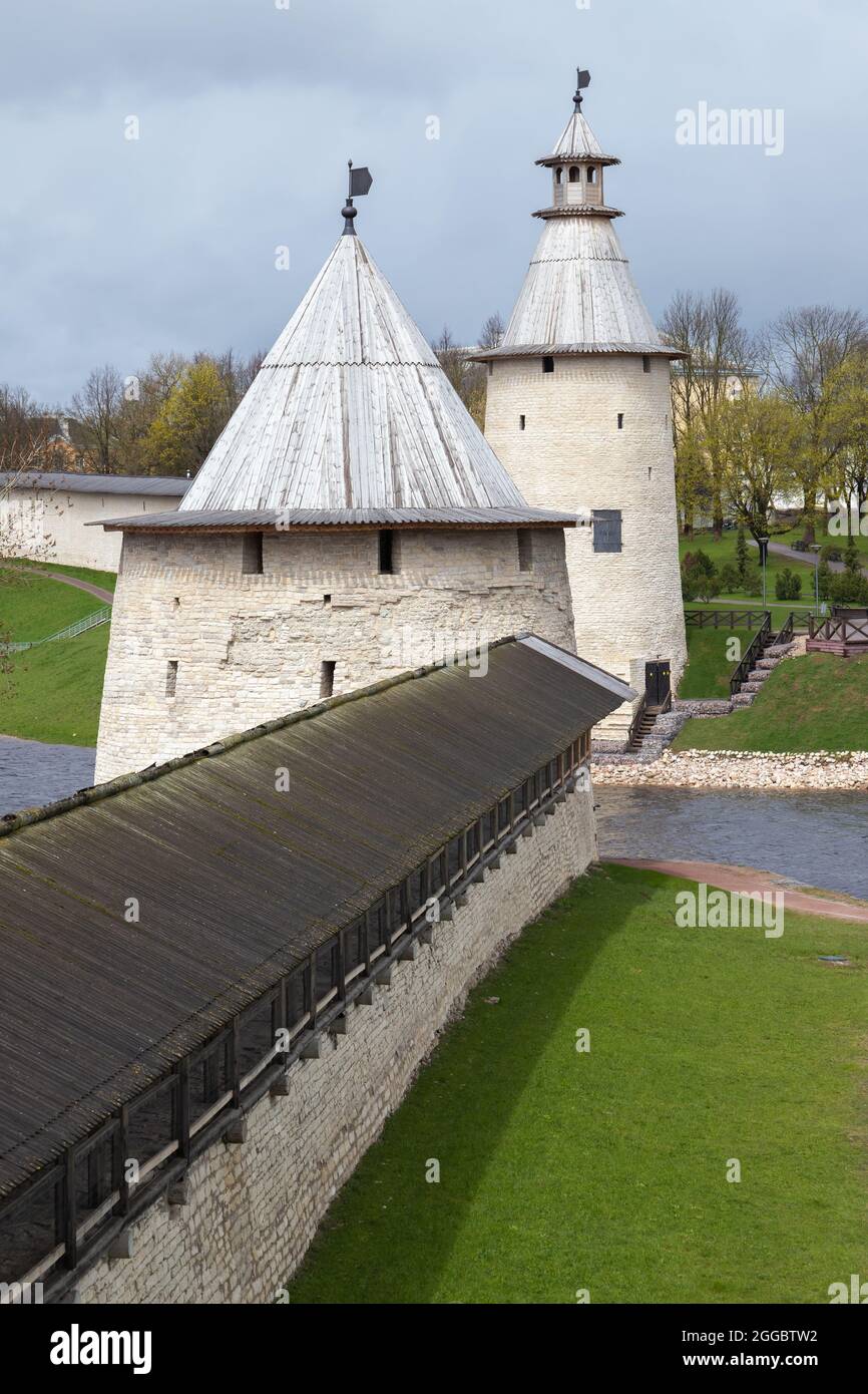 Cremlino di Pskov, Russia. Torri di pietra e mura di una vecchia fortezza, architettura classica russa antica Foto Stock