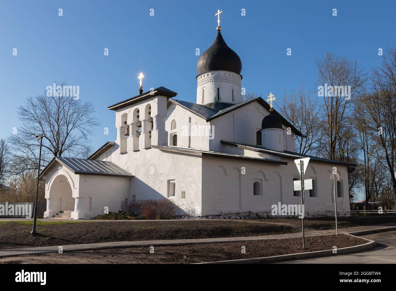 Chiesa della risurrezione di Cristo dallo Stadishche. Pskov, Russia Foto Stock