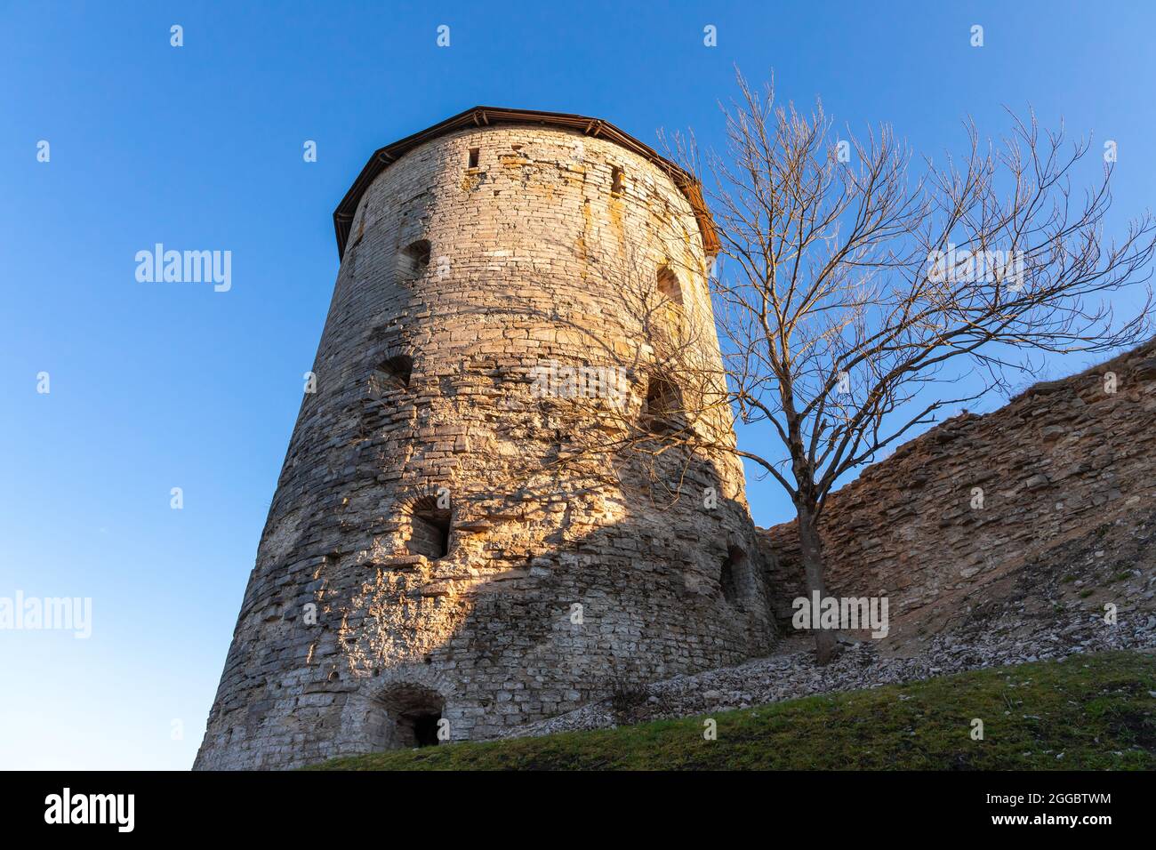 L'esterno della Gremyachaya Tower, la torre costruita nel 1525. Faceva parte del sistema difensivo della Fortezza di Pskov, sulla riva destra del Pskova Foto Stock