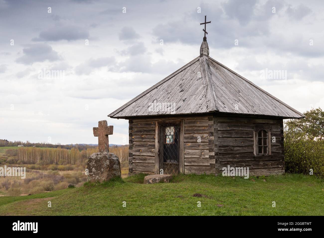 Antica cappella ortodossa in legno. Savkina gorka, Pskov Oblast, Russia Foto Stock