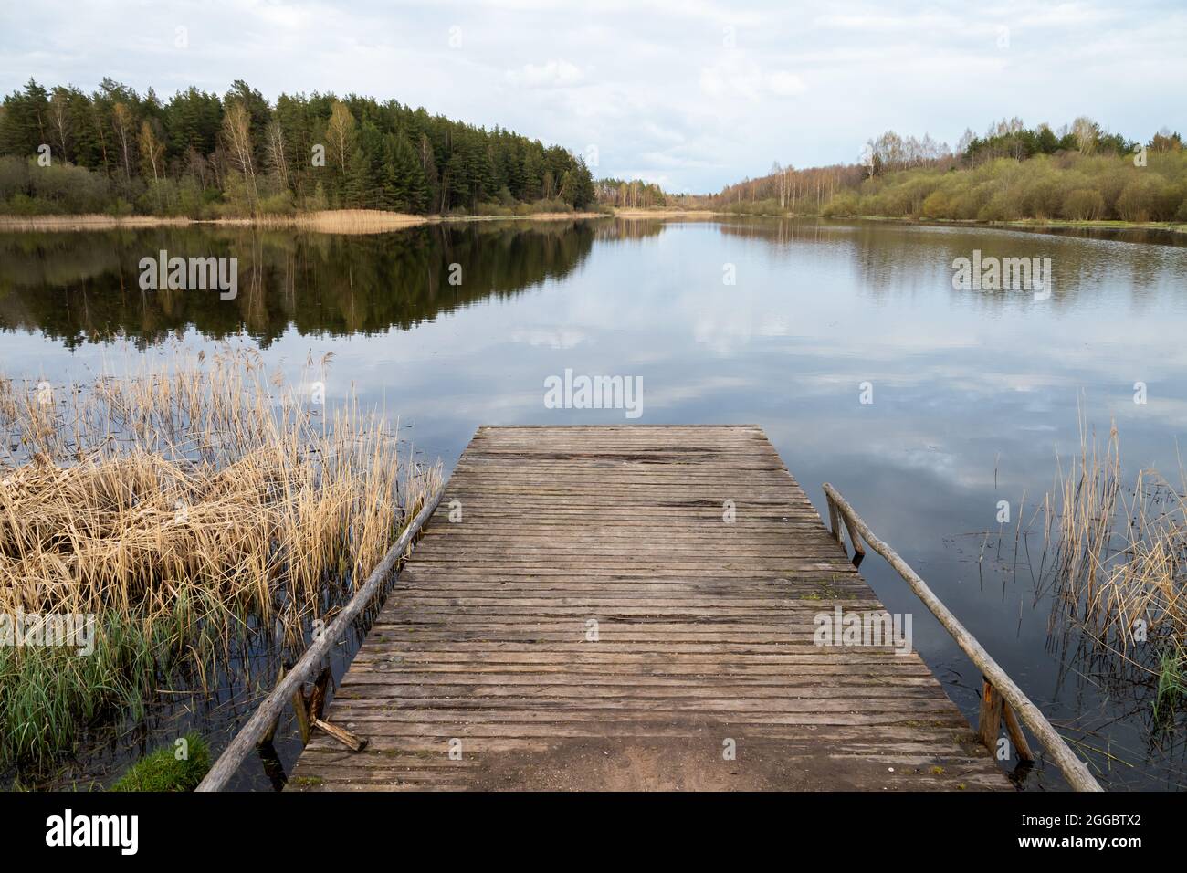 Paesaggio rurale russo con un molo di legno vuoto. Pskov Oblast, Russia Foto Stock
