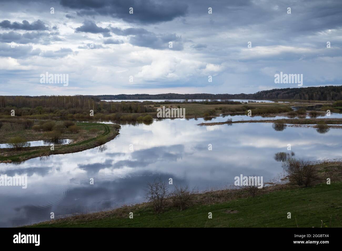 Paesaggio rurale russo. Sorot in primavera sera Foto Stock