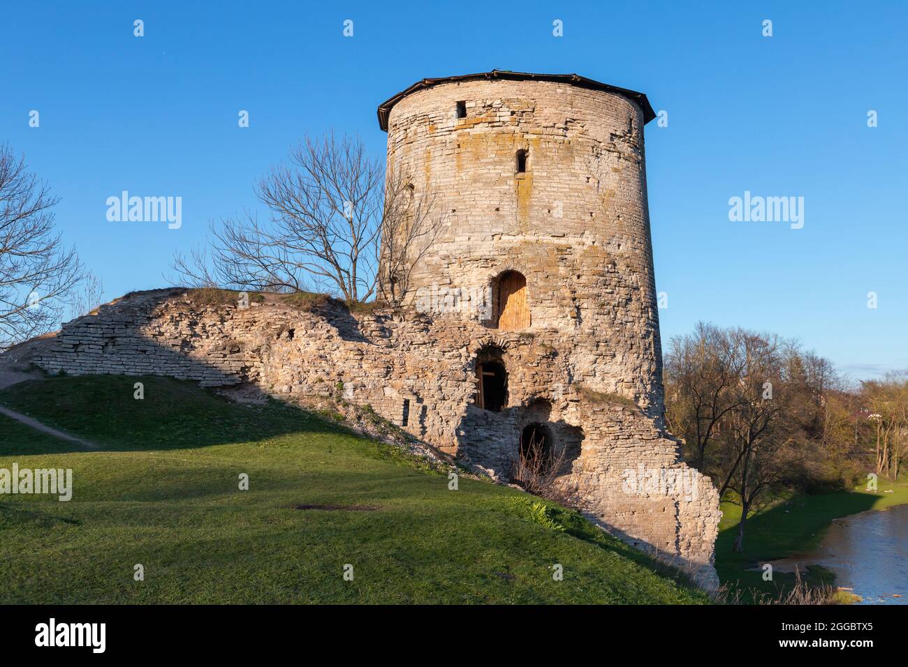 Esterno della Torre Gremyachaya, la torre costruita nel 1525 come parte del sistema difensivo della Fortezza di Pskov, sulla riva destra del Pskova Foto Stock