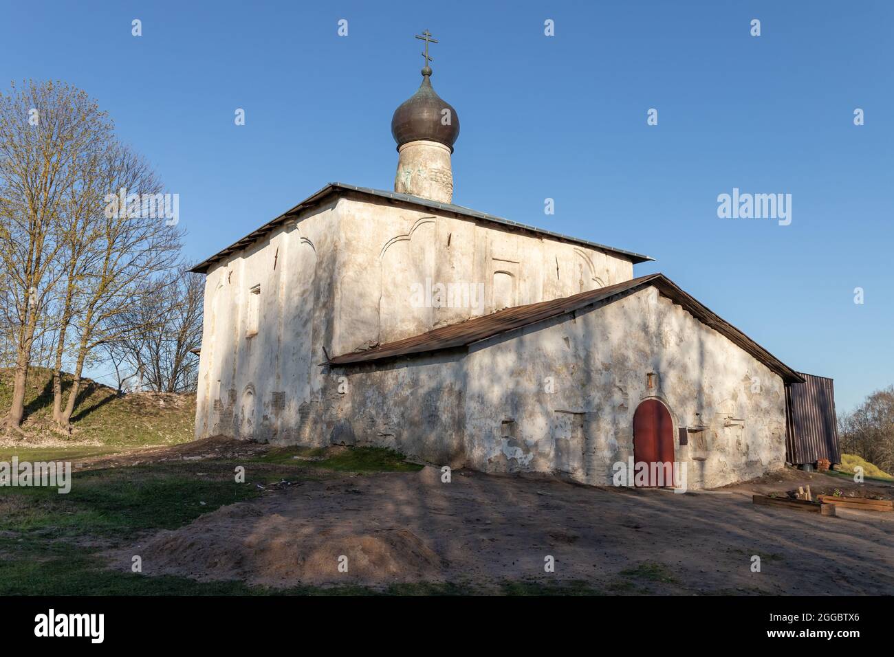Chiesa di Kozma e Damian da Gremyachaya montagna. Antica chiesa ortodossa russa all'esterno in una giornata di primavera. Pskov, Federazione russa Foto Stock