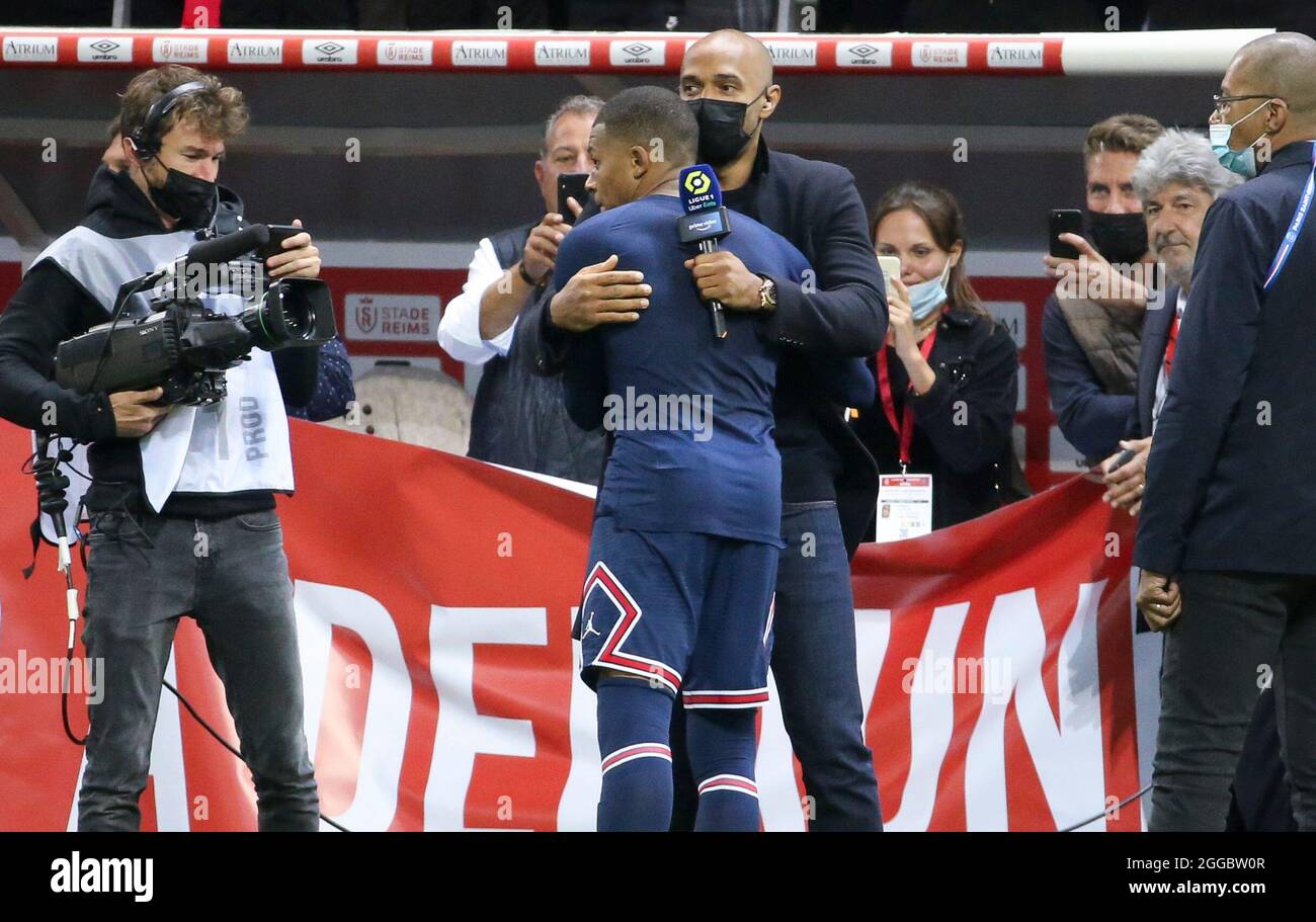 Kylian Mbappe del PSG con Thierry Henry, pundit per Amazon prime Video in  seguito al campionato francese Ligue 1 partita di calcio tra Stade de Reims  e Parigi Saint-Germain il 29 agosto