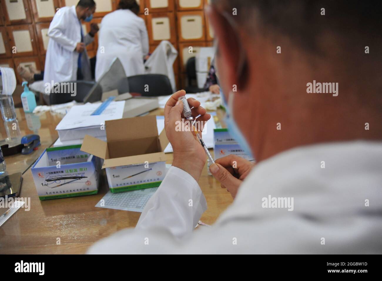 Un operatore sanitario prepara una dose di Pfizer-BioNTech durante una campagna di massa per vaccinare le persone contro la malattia di Covid-19 e ridurre il rischio di infezione. Più di 460,000 persone vaccinate durante il terzo giorno nazionale di vaccinazione di massa contro il coronavirus, secondo i risultati del terzo giorno nazionale di vaccinazione di massa contro il coronavirus, 467,631 persone hanno avuto la loro prima dose di vaccino. Il 29 agosto 2021 a Bizerete, Tunisia.(foto di Hasan Mrad / Eyepix Group) Foto Stock