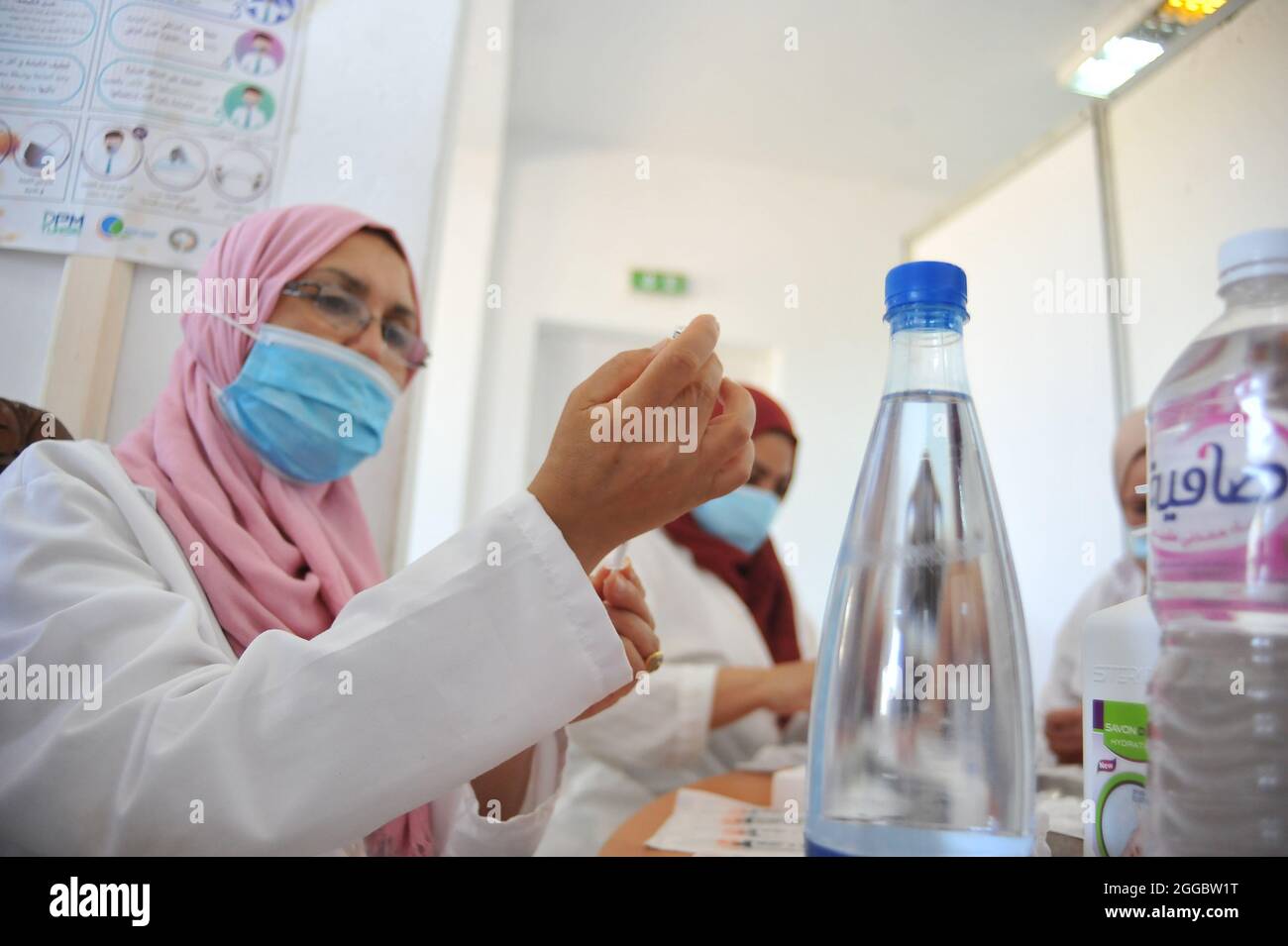 Un operatore sanitario prepara una dose di Pfizer-BioNTech durante una campagna di massa per vaccinare le persone contro la malattia di Covid-19 e ridurre il rischio di infezione. Più di 460,000 persone vaccinate durante il terzo giorno nazionale di vaccinazione di massa contro il coronavirus, secondo i risultati del terzo giorno nazionale di vaccinazione di massa contro il coronavirus, 467,631 persone hanno avuto la loro prima dose di vaccino. Il 29 agosto 2021 a Bizerete, Tunisia.(foto di Hasan Mrad / Eyepix Group) Foto Stock