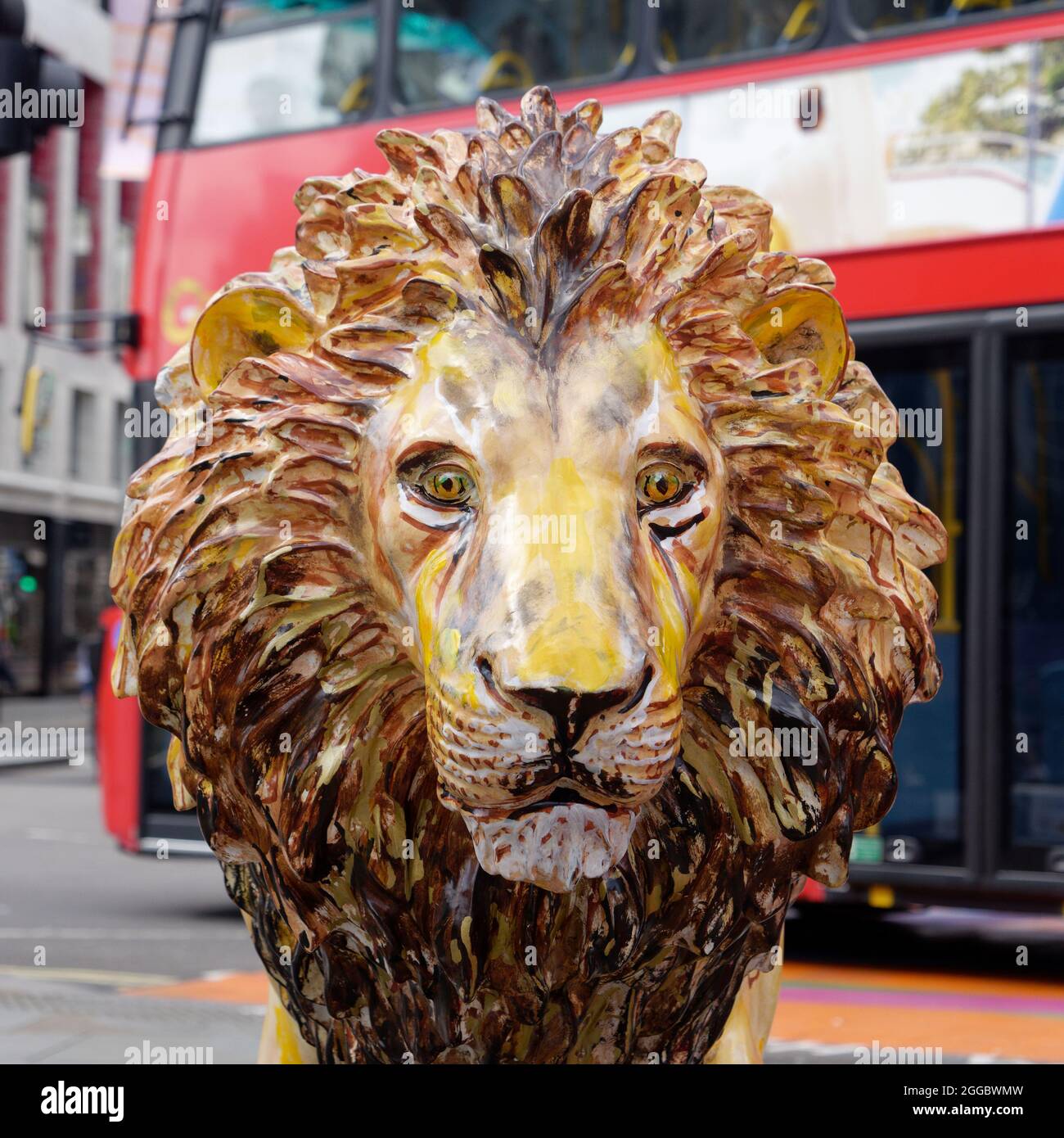 Londra, Greater London, Inghilterra, Agosto 24 2021: The London Pride Tusk Lion Trail, Not Lying Lion in Piccadilly Circus progettato da Ronnie Wood. Foto Stock