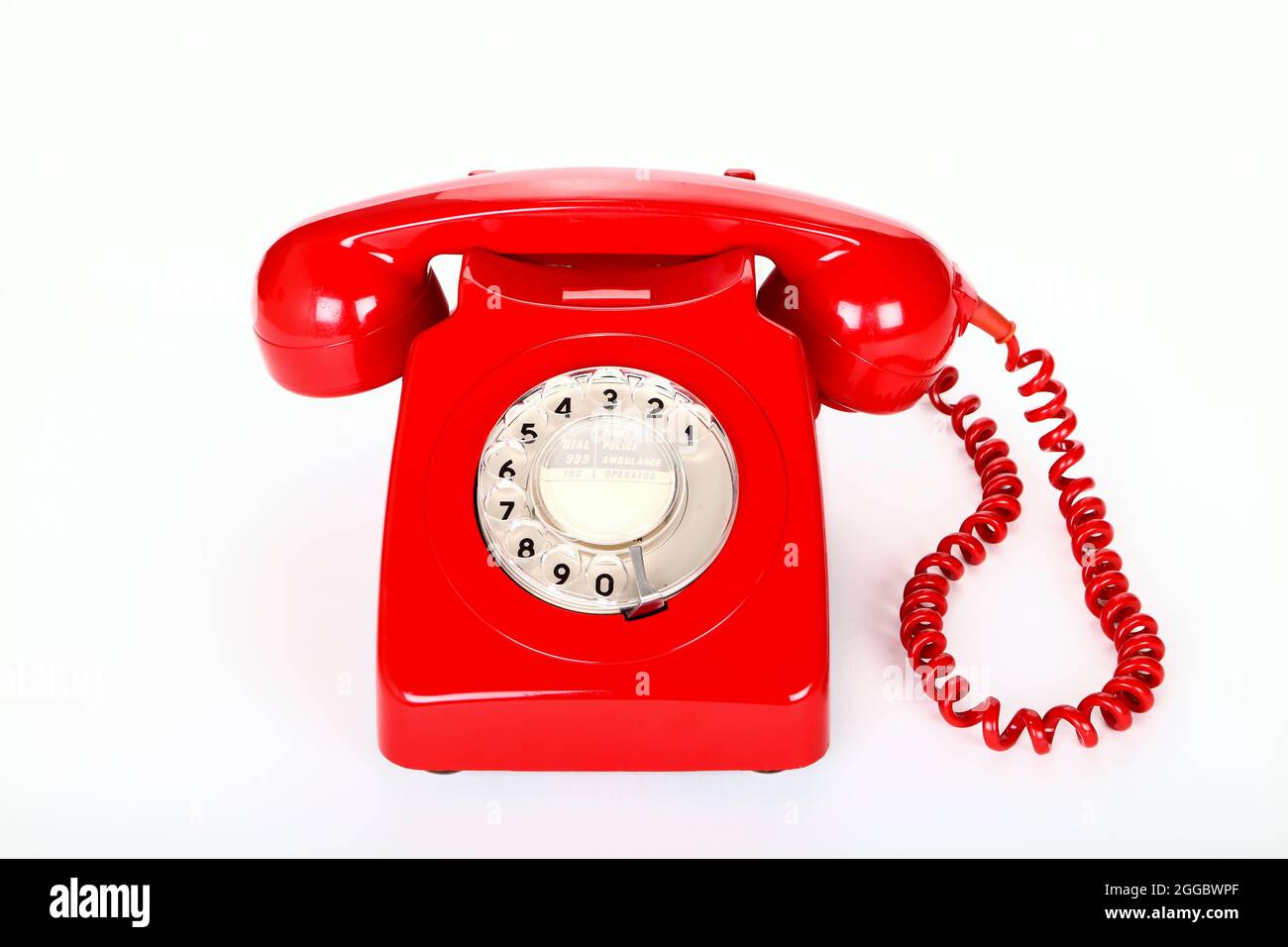 Vecchio stile GPO rosso telefono isolato su sfondo bianco Foto stock - Alamy